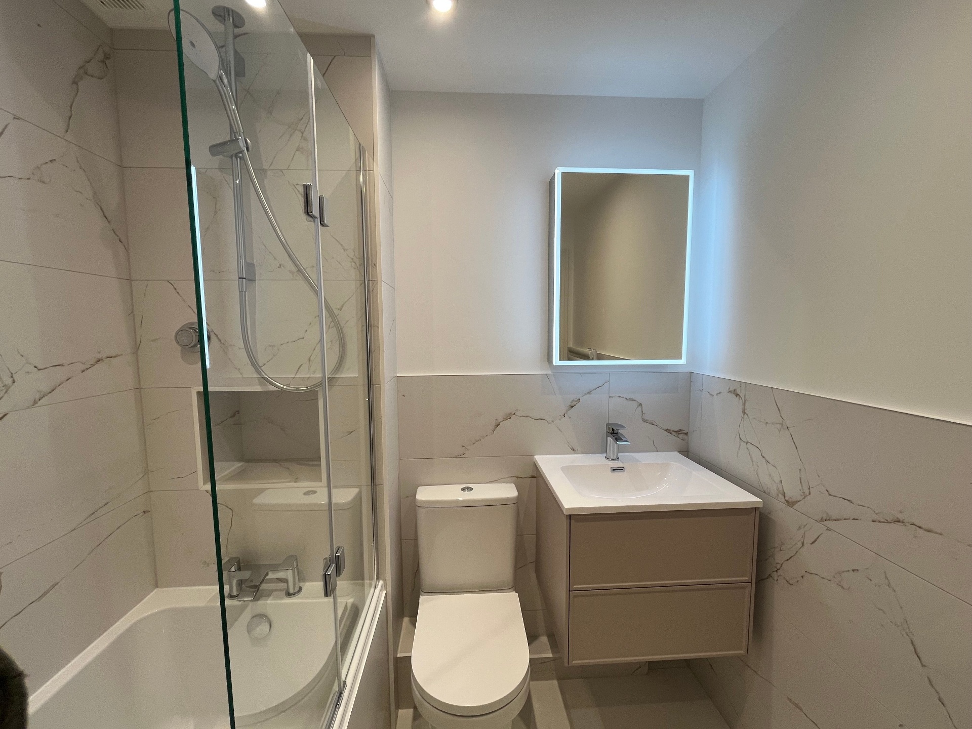 Family bathroom · SS9