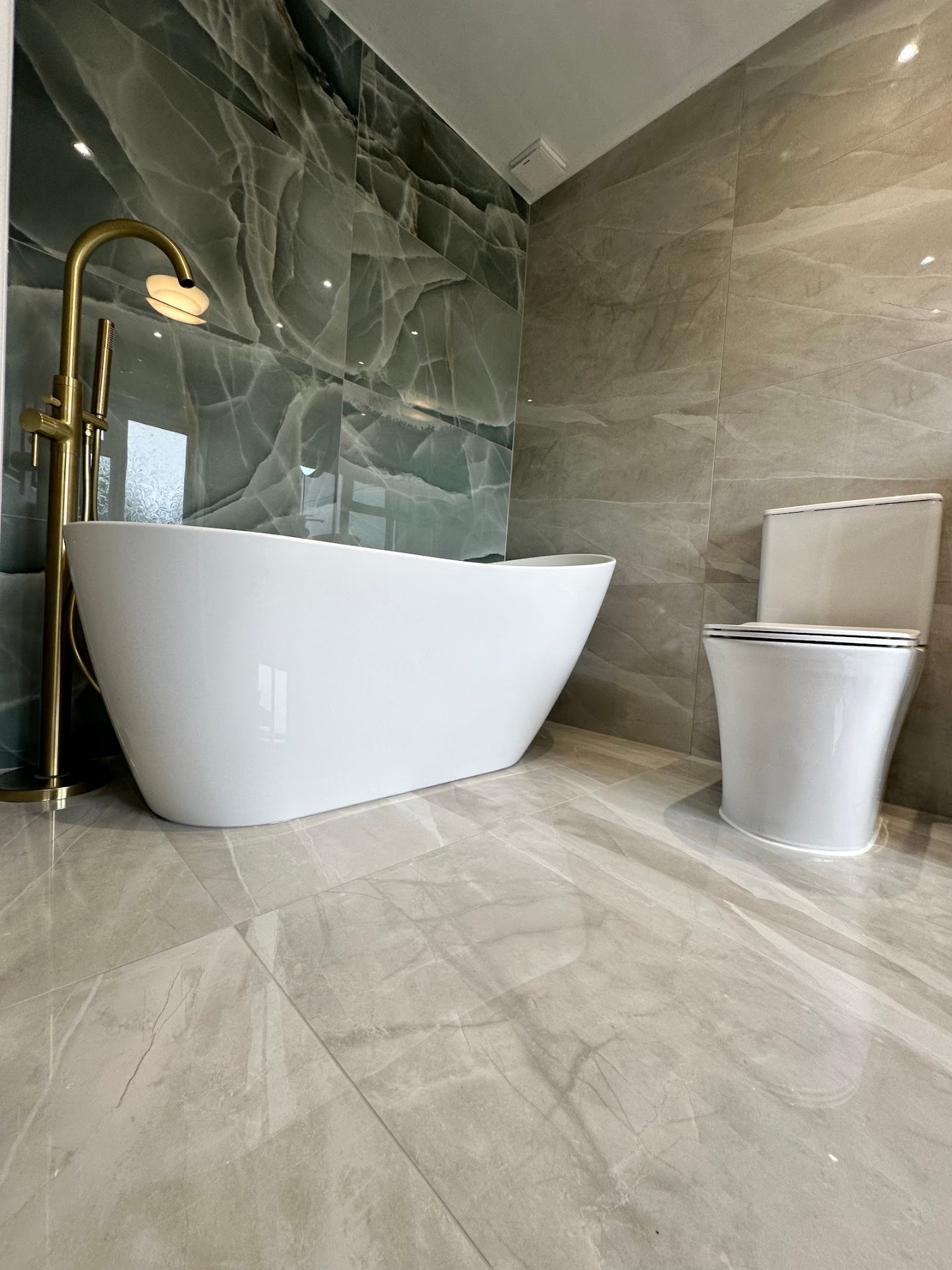Vanity & basin · SS6