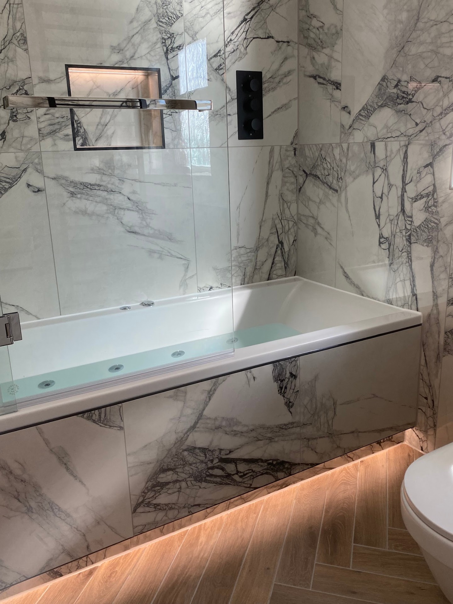 Veined marble bath · LED reveal