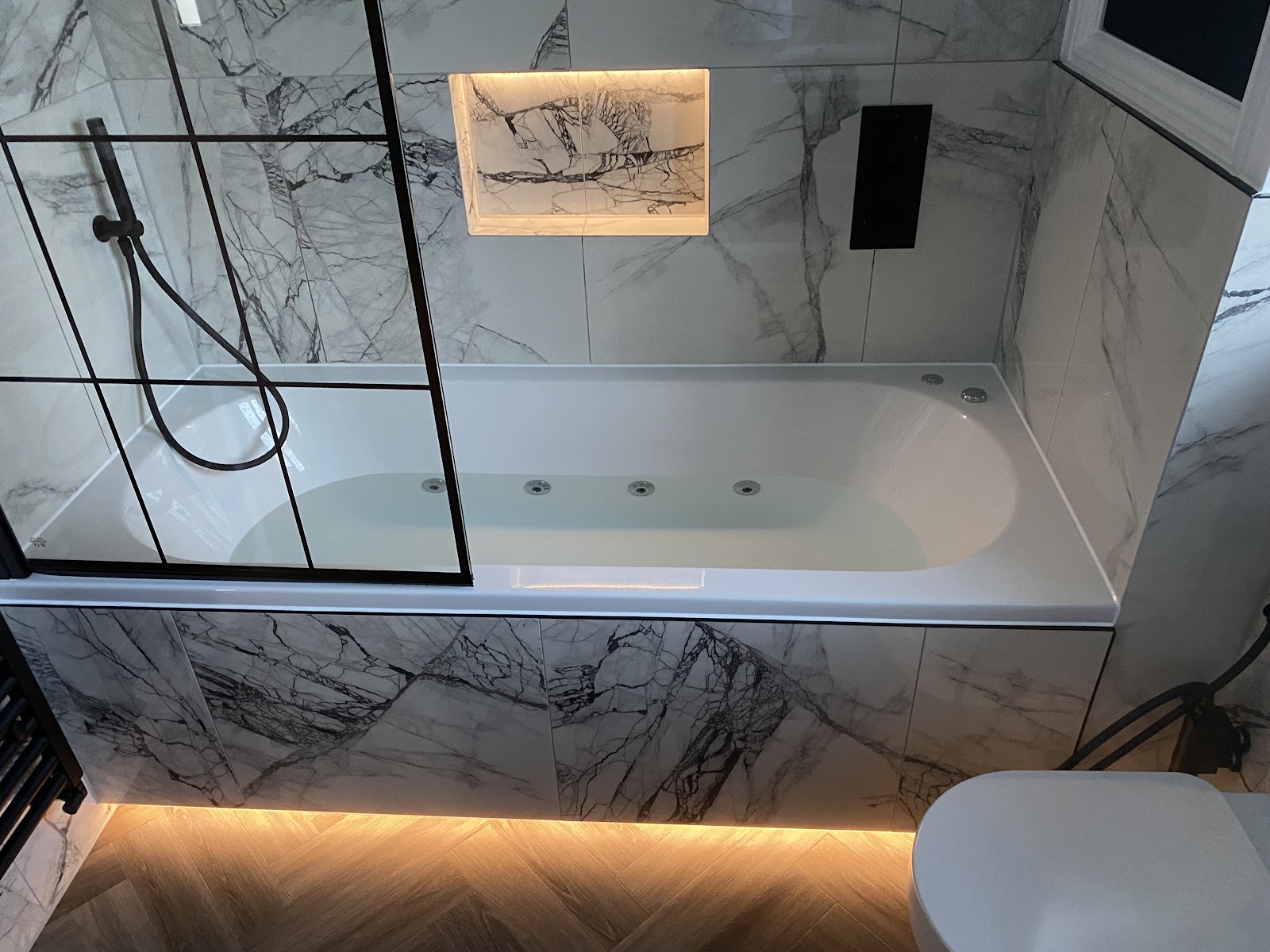 Whirlpool bath · marble surround